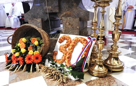 Cvetje in okrasitev pred oltarjem 
